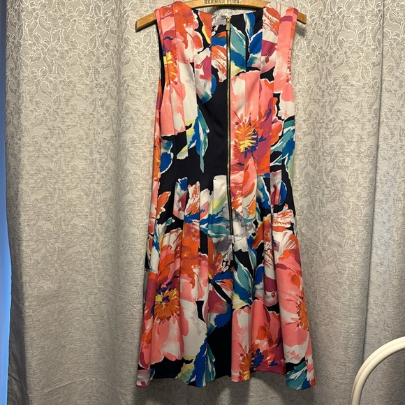 Vince Camuto sleeveless dress. - Picture 2 of 5